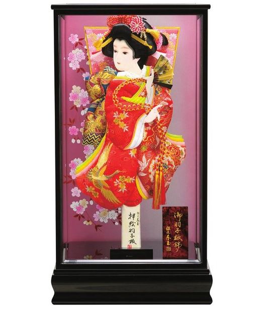 送料無料　東玉作　18号振袖押絵　ガラスケース入り羽子板飾り　【金彩刺繍】　ガラスケース【春の舞】付き　〈振り袖 振りそで押し絵 初節句祝い お節句祝い お正月飾り 初節句飾り 雛人形脇飾り 雛匠東玉のはごいた通販〉｜人形の鈴勝 55,440円