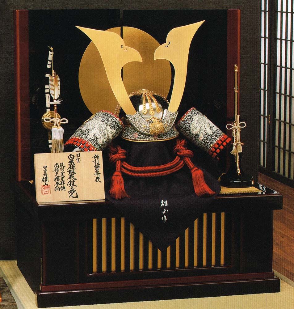 送料無料 閑寂豊久監製 四代目雄山プロダクション 伍月読み人形 櫛引八幡宮持つ模造 30サイズ白糸褄取威甲之兜 木製格納塔装具 白糸褄取 5月人形 かぶと飾り 国宝甲冑 兜飾り 甲冑飾り 兜収納飾り 収納様式 端午の節句 小僮の時日 五月五日 たあいない節供 初節句