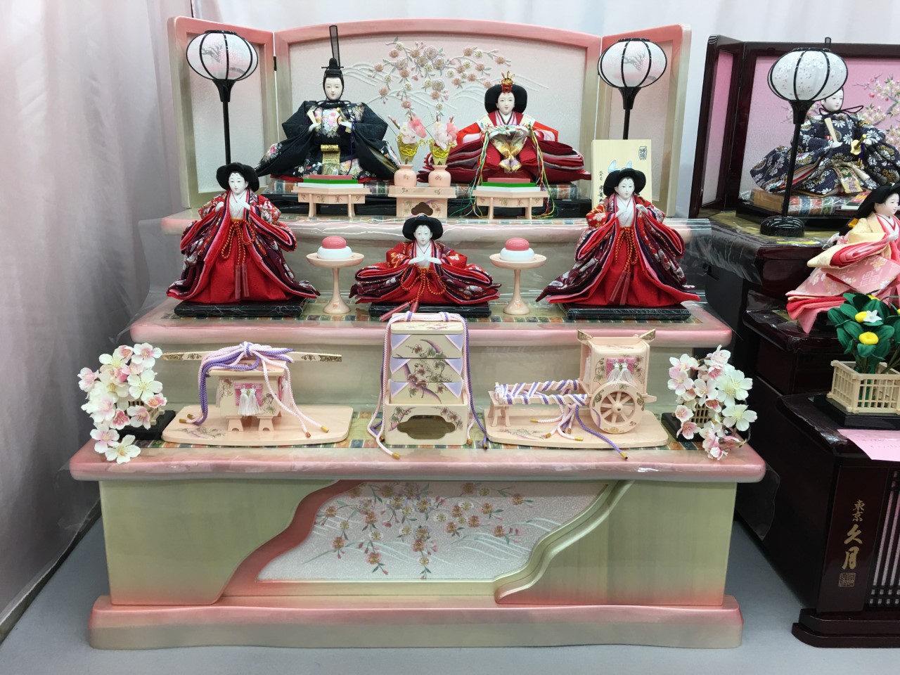 激安 新作 送料無料 平安豊久作 雛人形 衣装着五人揃い 木製三段飾り ひな人形 お雛様 お雛さま おひな様 おひなさま お雛飾り おひな飾り お内裏様 お姫様 雛祭り ひなまつり 三月三日 桃の節句 衣裳着 三人官女 ３人官女 3段飾り Fucoa Cl