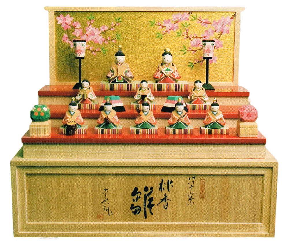 送料無料　南雲作　雛人形　伊予一刀彫り十人揃い　木製収納台飾り　【桃香雛】　〈お雛様 お雛さま おひな様 おひなさま お雛飾り お内裏様 ひな祭り 雛祭り 収納タイプ 収納飾り 三月三日 桃の節句 三人官女 五人囃子 三段飾り １０人飾り〉｜人形の鈴勝