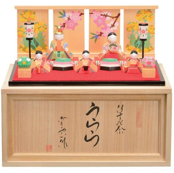 送料無料　 南雲作　雛人形　伊予一刀彫り五人揃い　木製収納台飾り　【うらら】　 〈お雛様 お雛さま おひな様 おひなさま お雛飾り お内裏様 ひな祭り 雛祭り 収納タイプ 収納飾り 三月三日 桃の節句 三人官女 三段飾り ５人飾り〉