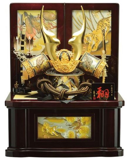 送料無料　 東玉作　五月人形　28号着用兜　木製収納台飾り　【王者彫金】　 〈5月人形出し飾り かぶとかざり 兜収納飾り 収納箱 収納ケース 甲冑飾り 兜セット お節句飾り 端午の節句 初節句祝い 子供の日 五月五日 5月5日記念日 お節句通販〉
