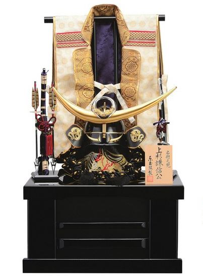 貨物輸送無料 東玉監製 五月あやつり人形 戦国名将 上杉謙信公 陣羽織付き添い人 25号着付ける兜 木製納める台飾りつけ 【上杉】 〈5月あやつり人形出し飾りつけ かぶとかざり 兜納める飾りつけ 甲冑飾りつけ 兜書き割り お節句飾りつけ 端午の節句 初節句祝賀会 ちびっ子の日 五月五日 5月5日祝する日 お節句通信販売〉