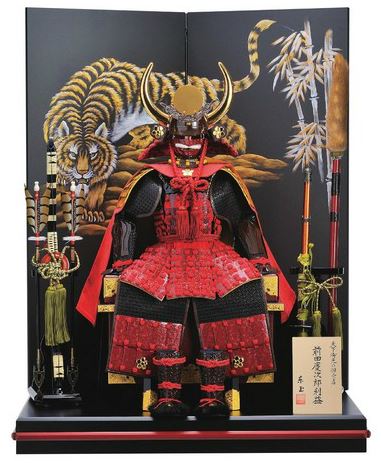 送料無料　 東玉監製　五月人形　戦国武将　前田慶次公　10号胴丸鎧　木製平台飾り　【前田慶次】　 〈5月人形出し飾り よろいかざり 鎧平飾り 甲冑飾り 鎧セット お節句飾り 端午の節句 初節句祝い 子供の日 五月五日 5月5日記念日 お節句通販〉
