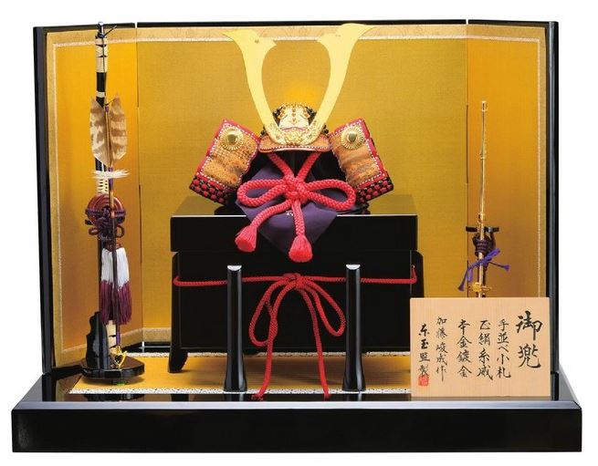 貨物輸送無料 東玉監製 加藤峻成作 五月あやつり人形 手並べ色つや小札 3分の1兜 木製平台飾りつけ 【壺極紺裾濃威】 〈5月あやつり人形出し飾りつけ かぶとかざり 兜平飾りつけ 甲冑飾りつけ 兜書き割り お節句飾りつけ 端午の節句 初節句祝賀会 ちびっ子の日 五月五日 5月5日祝する日 お節句通信販売〉