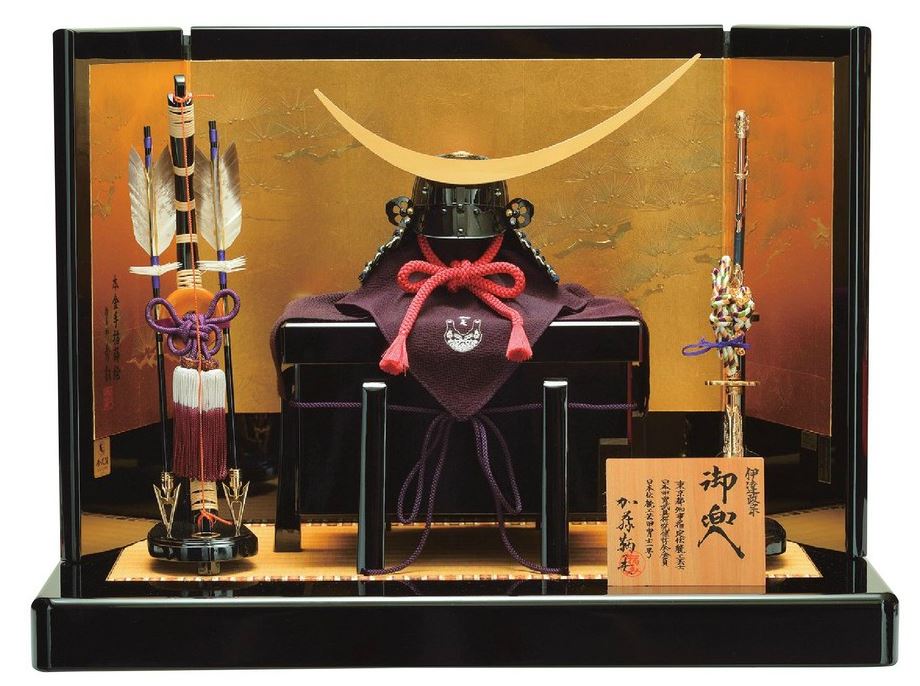 送料無料　 東玉監製　加藤鞆美作　五月人形　3分の1兜　木製平台飾り　【伊達】　 〈5月人形出し飾り かぶとかざり 兜平飾り 甲冑飾り 兜セット お節句飾り 端午の節句 初節句祝い 子供の日 五月五日 5月5日記念日 お節句通販〉