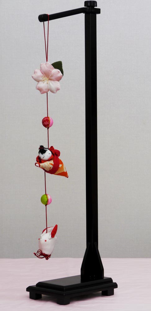 桃の節句のつるし飾り（雛の吊るし飾り・ひなのつるし飾り・さげもん・傘福・つるし雛・吊るし雛）　h632木製台付き（木製スタンド付き・飾り台付き）　【つるし雛　1本つるし】　高さ66cm　 〈雛人形脇飾り ひな人形脇飾り 雛祭り女の子・孫 お祝い品 贈答品〉
