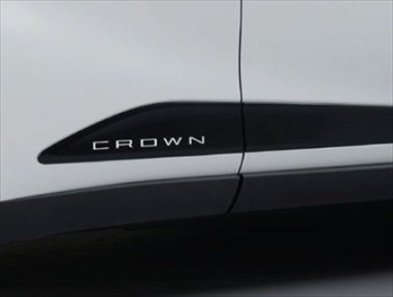 『クラウン クロスオーバー』 純正 TZSH35 AZSH35 サイドエンブレム（CROWN） パーツ トヨタ純正部品 ドレスアップ ワンポイント オプション アクセサリー 用品