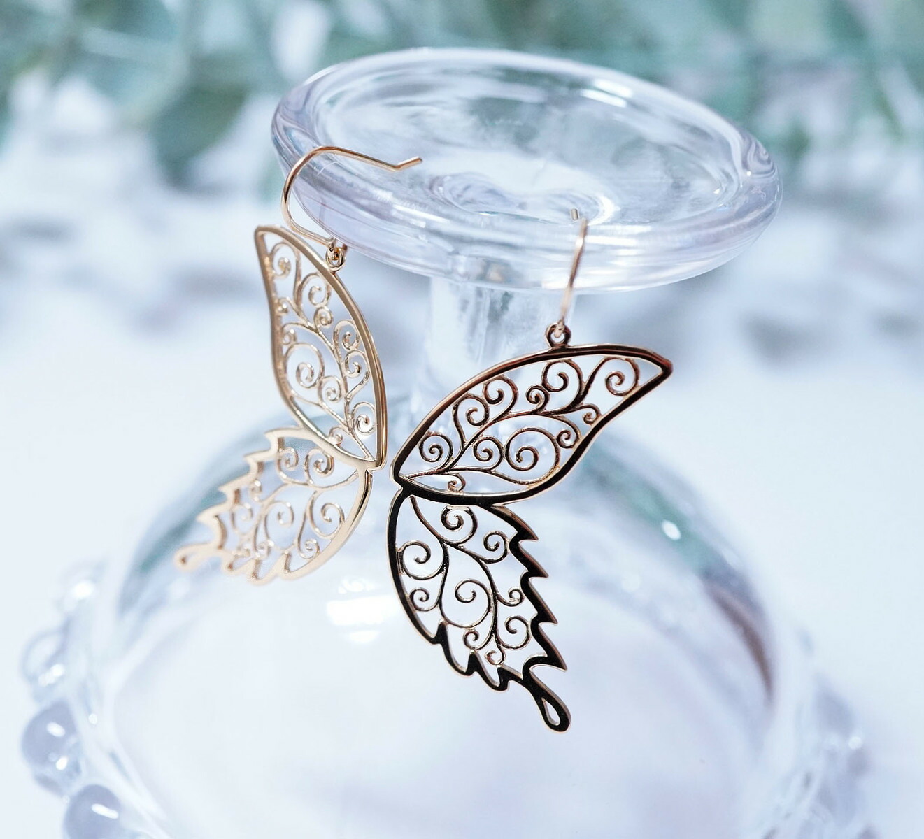 K18 swallowtailbutterfly 蝶ピアス 蝶のピアス フックピアス 蝶 揺れるピアス 透かしピアス 18金ピアス 揺れる 18金フックピアス 18金のピアス 蝶々のピアス 大きめ 蝶々ピアス 18K 18金 バタフライ おしゃれ 蝶々 金のピアス イエローゴールド 透かし模様 唐草模様 ギフト