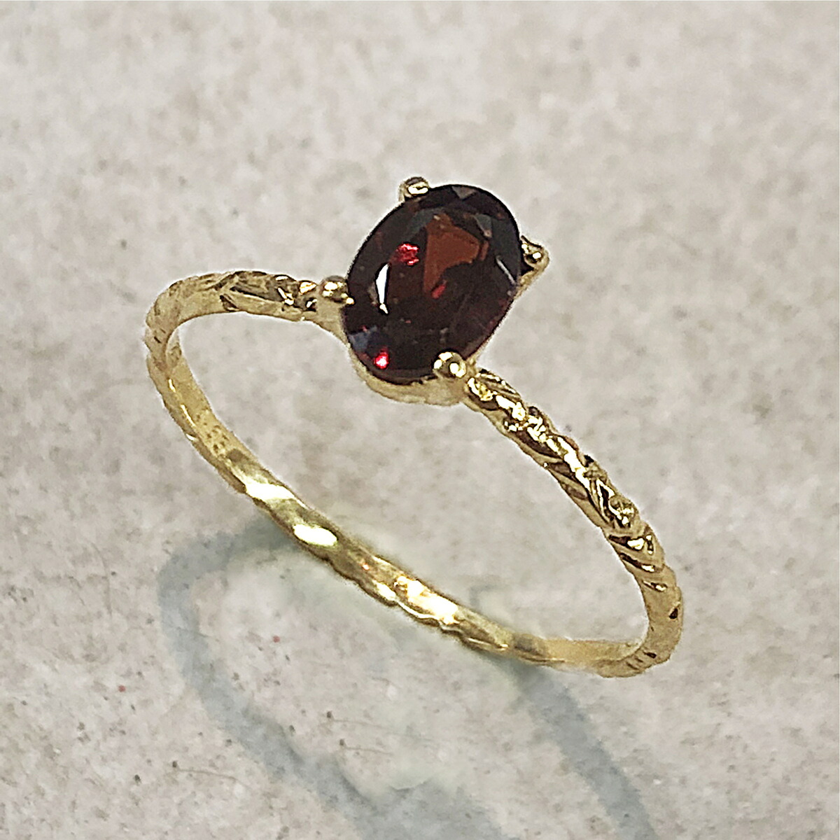 ■サイズ直し無料■ 【送料無料】【1点物】【0.65ct】【K18】 オーバルカットガーネット リング 18K 18金 イエローゴールド オーバル 楕円 天然石 赤茶色 テクスチャ― つやつや ぴかぴか ツメ留め 華奢 繊細 プレゼント ギフト オシャレ 人気