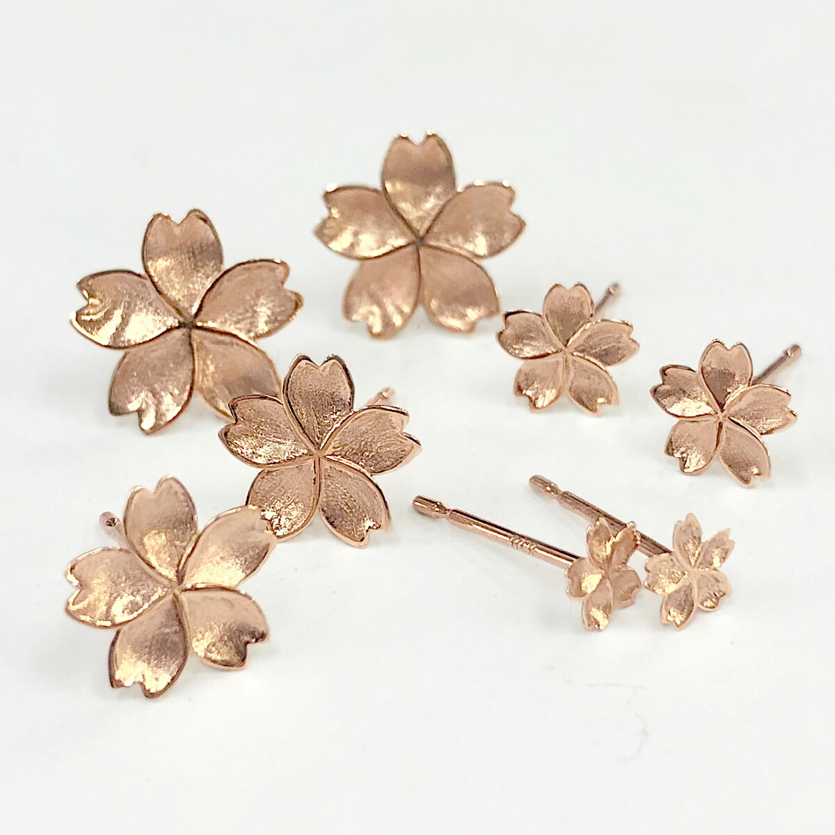 【K18PG】桜ピアス チェリーブロッサム 桜モチーフ 花びら 春コーデ シンプル 自分ご褒美 プレゼント ギフト オシャレ 旬 金18 ピンクゴールド スプリング 可愛い シンプル 繊細 華奢 トレンド ハンドメイド 送料無料|SwallowTail Jewelry