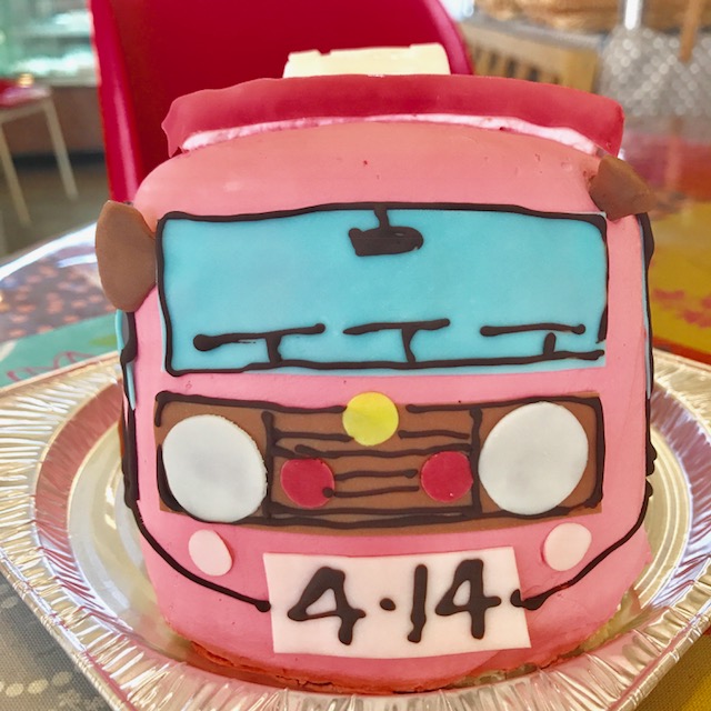 キャラクターケーキ 動物 サプライズケーキ お誕生日おめでとう お誕生日ケーキ バースデーパーティ 結婚祝い 父の日 デコレーションケーキ 還暦 バースデーケーキ サプライズ 母の日 お祝い 消防車のかたちの3d立体型ケーキ