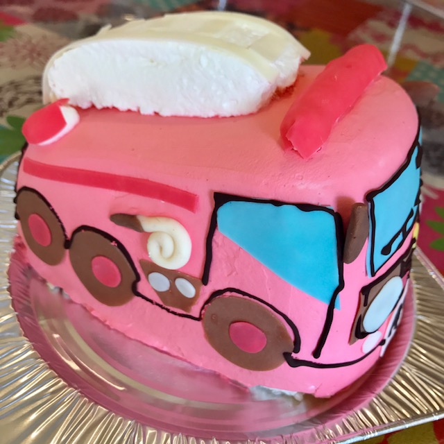 キャラクターケーキ 動物 サプライズケーキ お誕生日おめでとう お誕生日ケーキ バースデーパーティ 結婚祝い 父の日 デコレーションケーキ 還暦 バースデーケーキ サプライズ 母の日 お祝い 消防車のかたちの3d立体型ケーキ