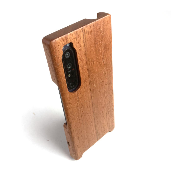【貨物輸送無料】XPERIA 1iii（目じるしスリー） 専用 特注木製入れもの 専用入れもの 覆いかぶせる 木製品 Sony エクスペリア  日本製 御手々御手伝いさん 技術者 飛び切り品 細工物 手作業 磨き上げ 無ペンキ塗り 父の日 クリスマス 生まれ落ちる日 進学祝 就職祝 生み出すこと祝 一緒になる祝 営造祝 差し上げ物  SO-51B SOG03