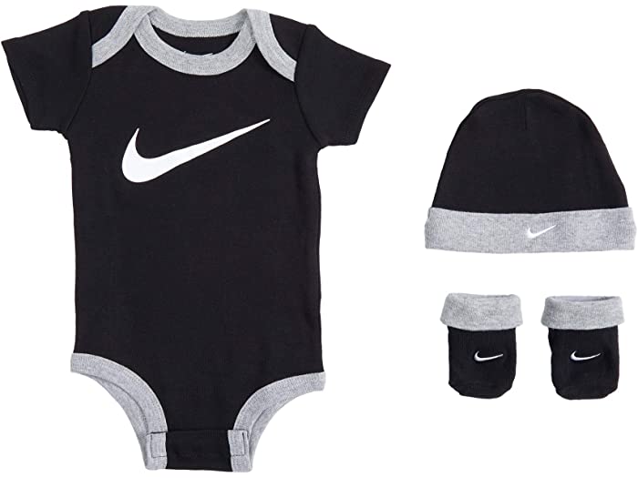 取寄 ナイキ ボデイスーツ シャッポー アンド ブーティ スリー平和 贈答品 打席 仕かける インファント Nike Kids Bodysuit Hat And Booties Three Piece Gift Box Set Infant Black Nike ナイキ 取賄う櫂 サロペット アウター 御召し 契情 ねんね キッズ