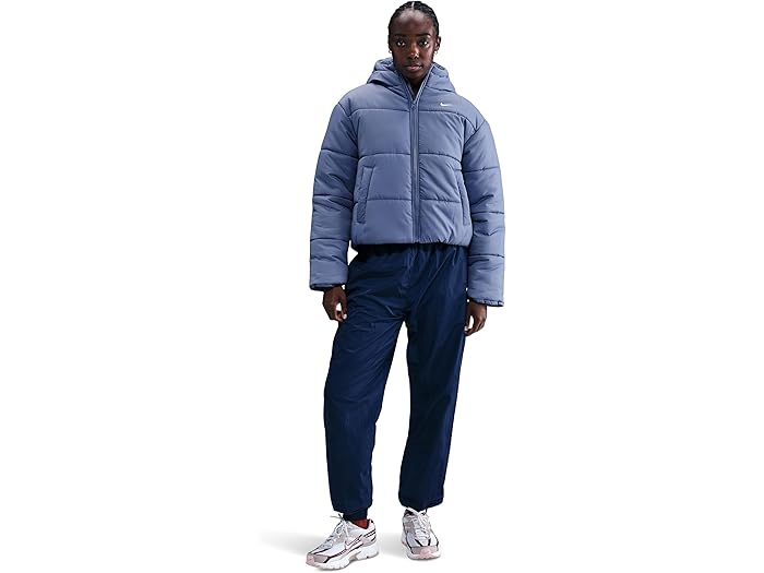 (取寄) ナイキ レディース スポーツウェア サーマ-フィット シンセティック フィル クラシック パファー Nike women Sportswear Therma-FIT Synthetic Fill Classic Puffer World Indigo/White