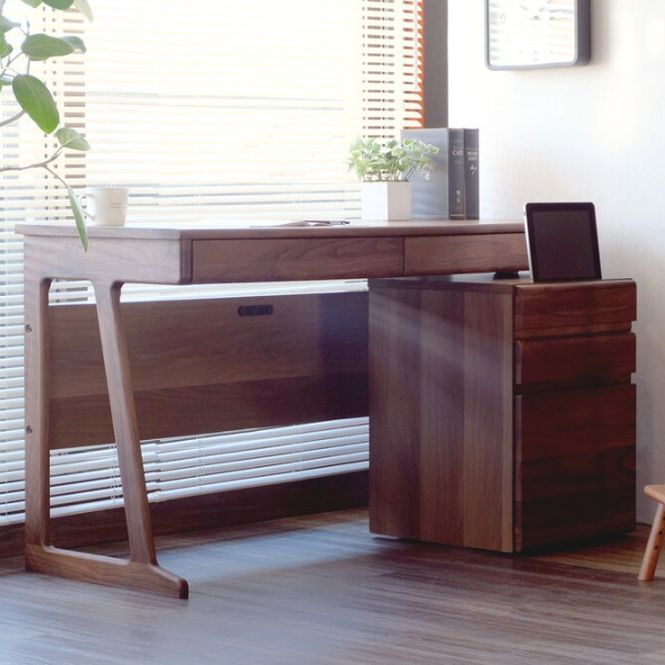 50 Off 送料無料 デスク 単品 幅130cm ミディアムブラウン コンセント 鍵付き パソコンデスク 引き出し 収納付き 作業台 木製 ウォルナット無垢材 天然木 省スペース オフィスデスク 机 勉強机 ワークデスク 学習デスク テーブル おしゃれ モダン 北欧 シンプル 偉大な