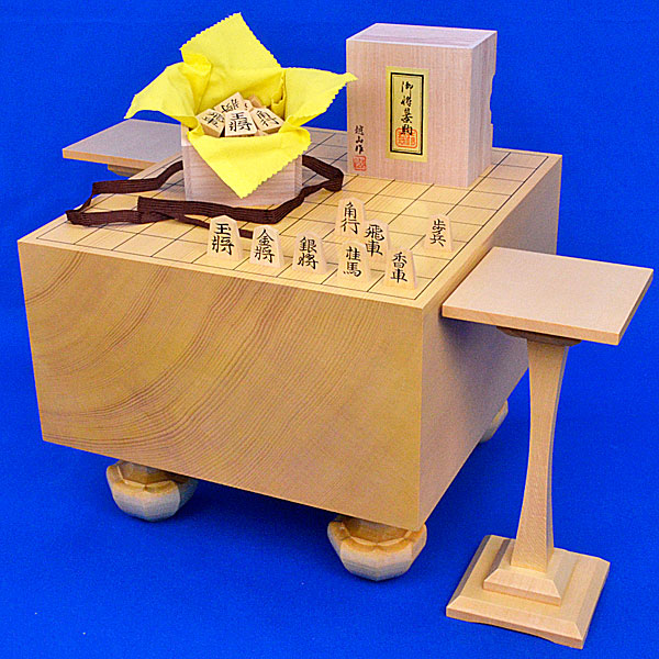 将棋盤と黄楊上駒 将棋駒 江陽作錦旗島黄楊銀目杢盛上将棋駒/桐製平箱付 新品