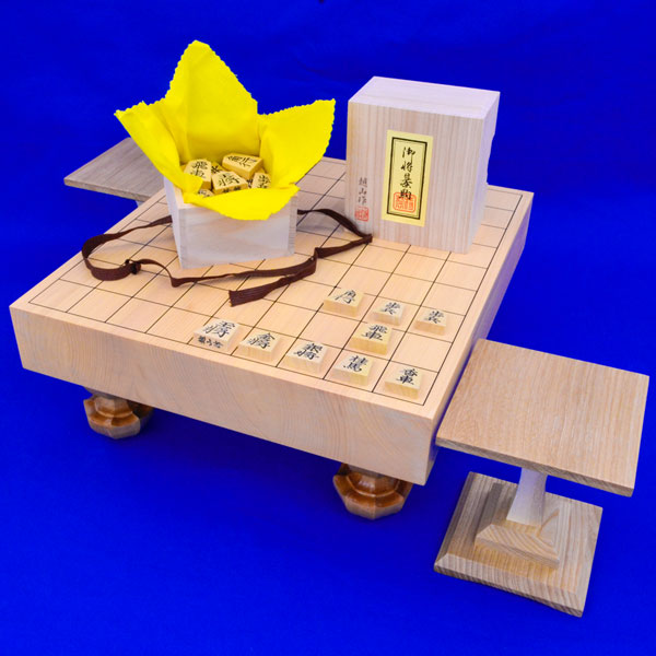 日本最大のブランド 将棋セット 新桂３寸足付将棋盤と黄楊特上彫り駒
