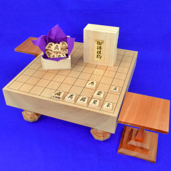 将棋セット　北海道産本桂2寸足付将棋盤セット【特売品】(木製将棋駒黄楊上彫駒)｜将棋囲碁専門店の将碁屋