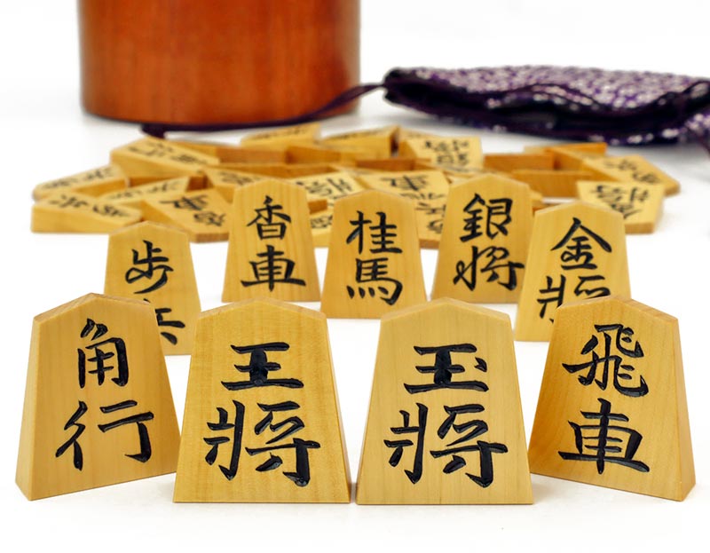 棋駒 彫駒 竹風作 御蔵島産本黄楊 錦旗書 らいでん丸形駒箱・駒袋付き添い人 ※駒の名匠竹風作の素晴らしいな木皮仕上の御前上等御蔵黄楊錦旗彫駒