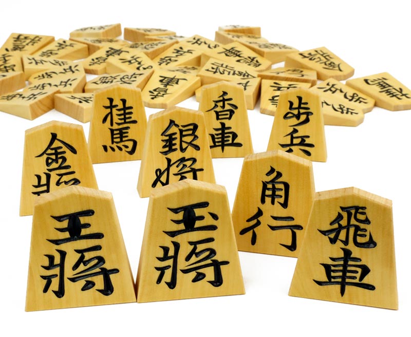棋駒 稚念作 御蔵島産本黄楊材 彫駒 錦旗書 面取り工業 桐平箱付 ※一枚一枚の駒の字が丹精込めた手彫りの御蔵島産本黄楊材の御前上等棋彫り駒