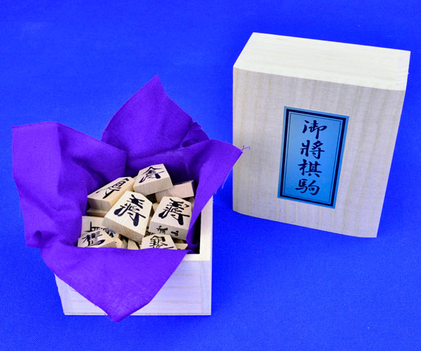 棋駒 斧折 漆書駒 駒箱付き添い人 ※指し味好いたらしい斧折材の漆書きの円錐小体県天童製木製棋駒