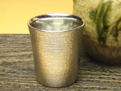 錫 酒器 \u003cBR\u003e大阪錫器 ぐい呑み 糸目 白 お猪口 錫生産品 酒 日本酒隠居祝 還暦祝 一緒になる祝賀会 内祝いお中元 不死化品 母の日 生まれ落ちる日