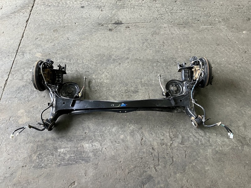 【中古】 N-BOX JF4 リアアクスルビーム L 4WD 42100-TKS-J00 NH883P