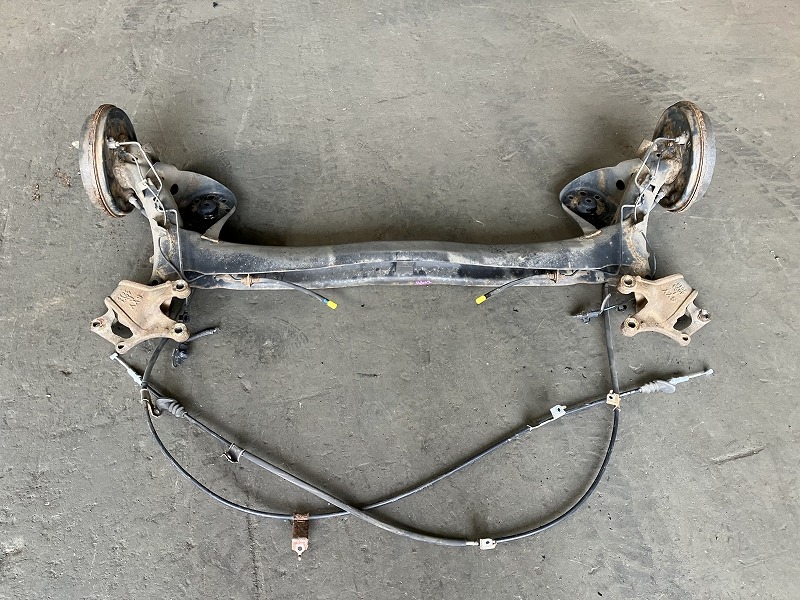 【中古】 フリード GB3 リアアクスルビーム GH 7人 42100-SYY-030 NH737M