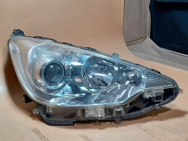 【中古】コーティング済 アクア NHP10 右ヘッドランプ・ヘッドライト S コイト 52-244 81110-52E60 3P0 19,305円
