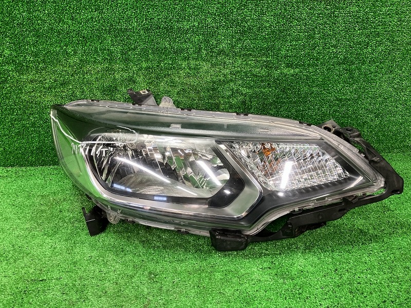 【中古】 フィット GK4 右ヘッドランプ・ヘッドライト 13G Fパッケージ スタンレー W0349 33100-T5A-J82 NH700M