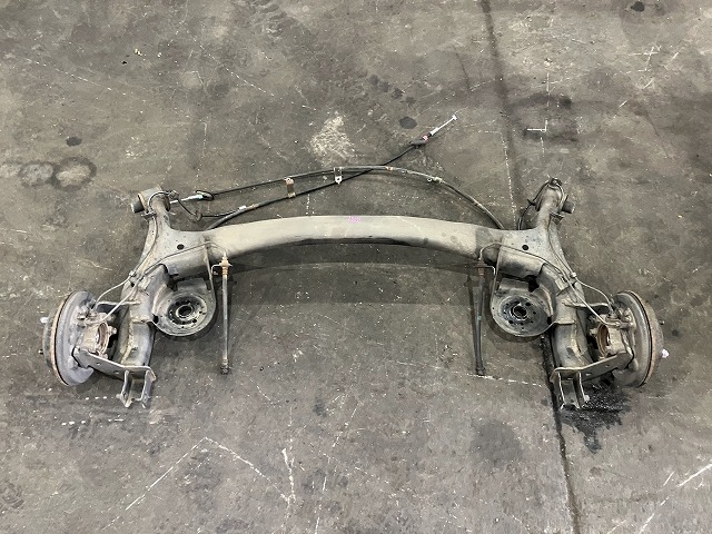 【中古】 N-BOX JF4 リアアクスルビーム カスタム G L ホンダセンシング 4WD 42100-TTB-020 PB89P