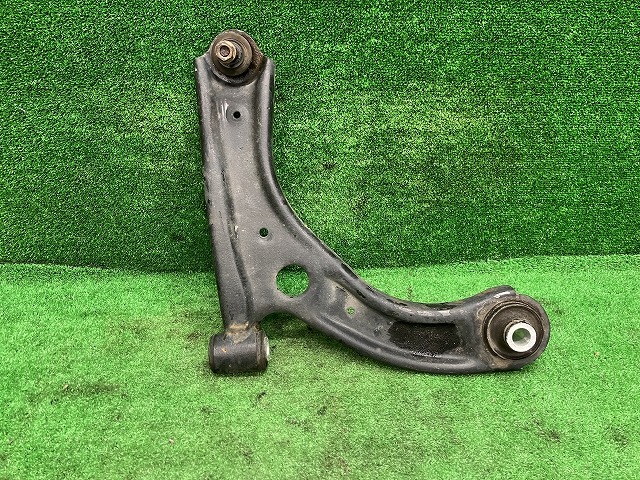 【中古】 スイフト ZD83S 右フロントロアアーム XRリミテッド カメラパッケージ 4WD 45201-52R03 ZWP