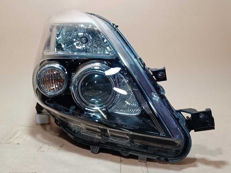 【中古】コーティング済 アイシス ZGM15W 右ヘッドランプ・ヘッドライト プラタナ Vセレクション コイト 44-72 81145-44370