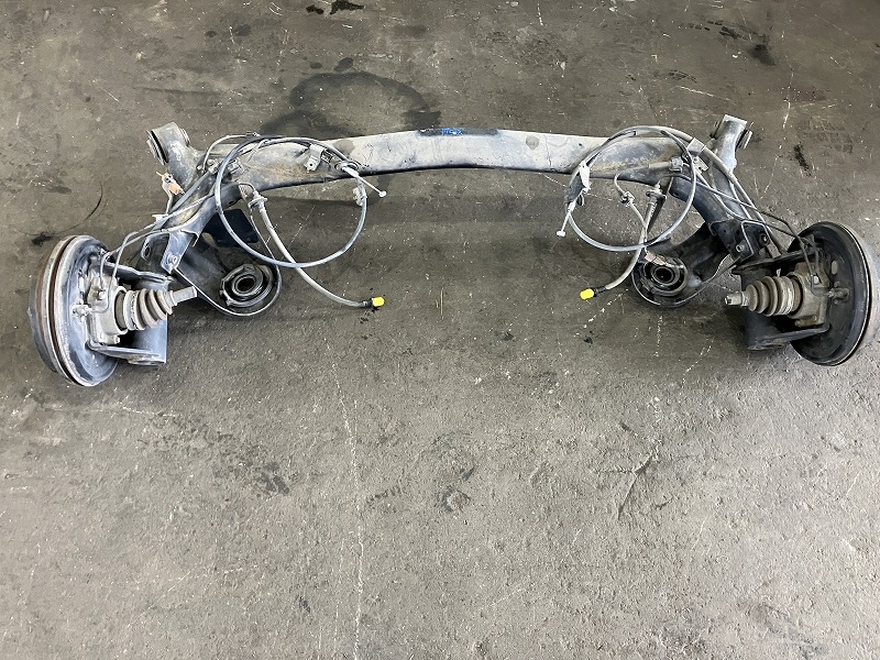 【中古】 モビリオ GB2 リアアクスルビーム W 4WD 42100-SCD-905 NH675M