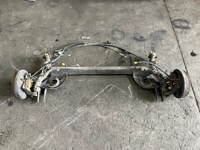 【中古】 マーチ NK13 リアアクスルビーム 12X FOUR 4WD 55501-1HB1A QX1