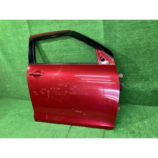 【中古】 スイフト ZD72S 右フロントドア XG 4WD セントラル M2E2 68001-71L00 ZRJ