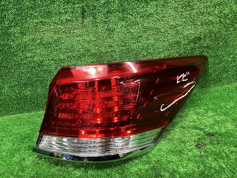 【中古】 クラウン GRS211 右テールランプ・テールライト スタンレー 30-404 81551-30D11 10,760円