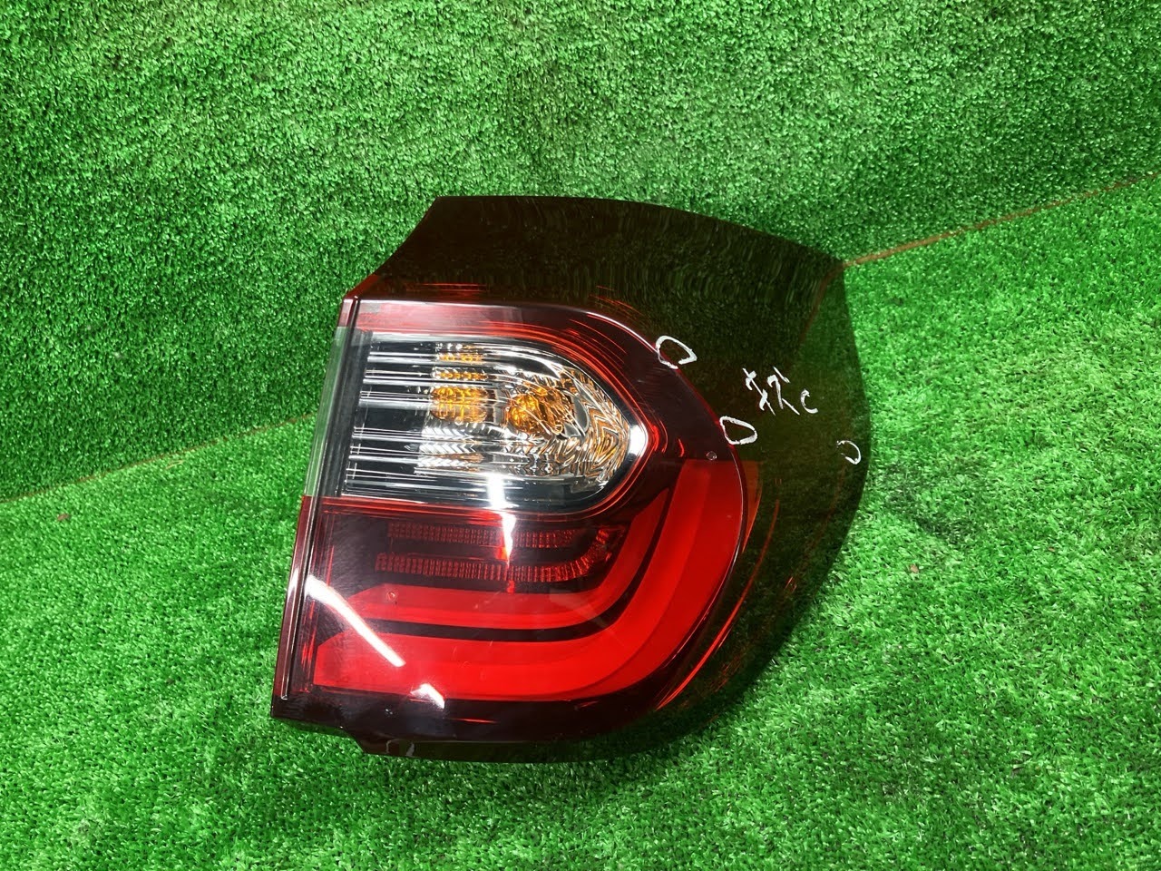 【中古】 フィット GR4 右テールランプ・テールライト E:HEVホーム スタンレー W4762 33500-TZA-J01 NH731P