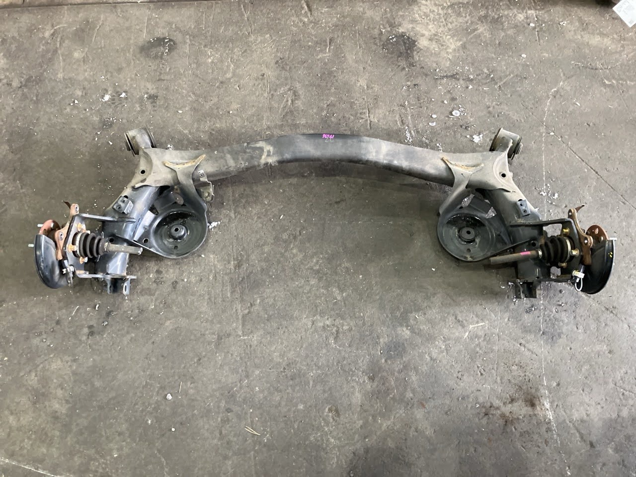 【中古】 フィット GR4 リアアクスルビーム E:HEVホーム 4WD 42100-TZD-J02 NH731P