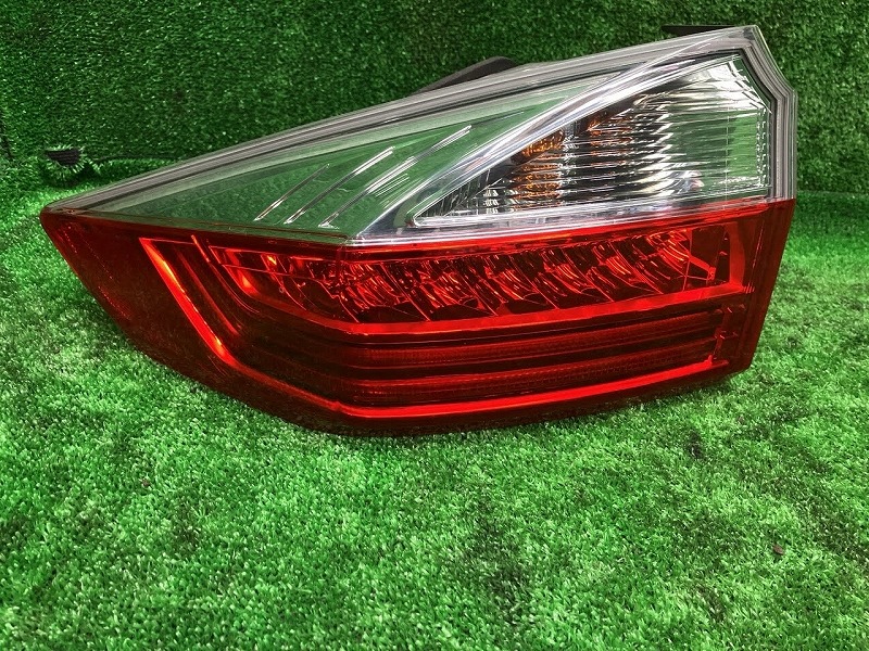 【中古】 グレイス GM5 左テールランプ・テールライト ハイブリッドLX ホンダセンシング コイト 220-18241 33550-T9A-F11 NH821M