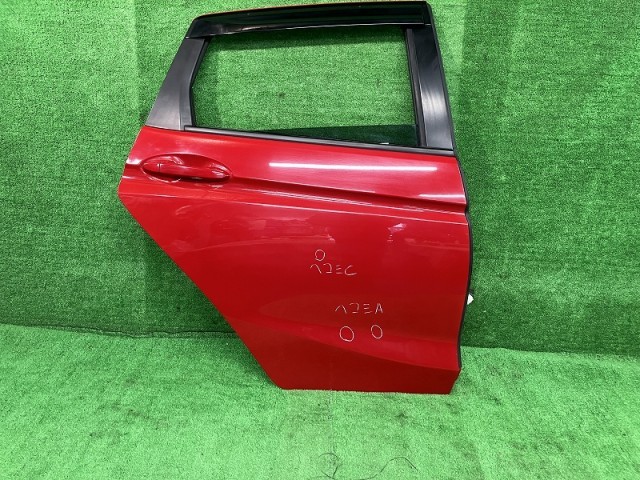 【中古】 フィット GK4 右リアドア 13G Sパッケージ 4WD アサヒ M2L3 67510-T5A-N00ZZ R81