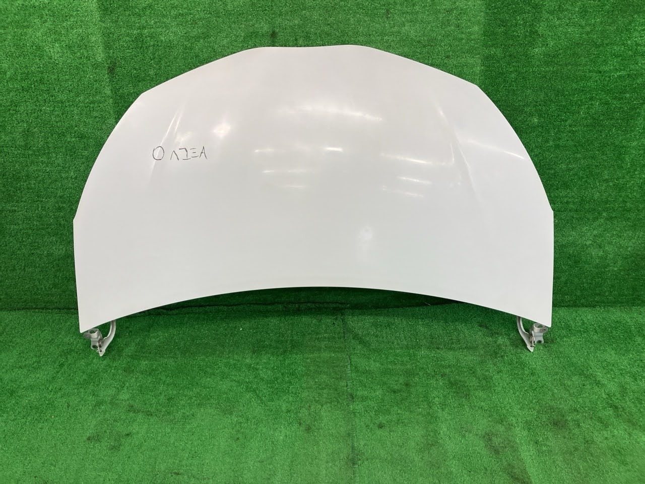 【中古】 ヴィッツ NSP135 ボンネット・フードパネル F 4WD 53301-52310 040 13,972円