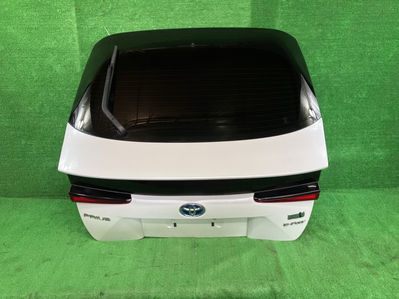 【中古】 プリウス ZVW55 バックドア・リアゲート Sツーリングセレクション ブラックエディション 4WD ニホンイタ M31S8 67005-47540 089