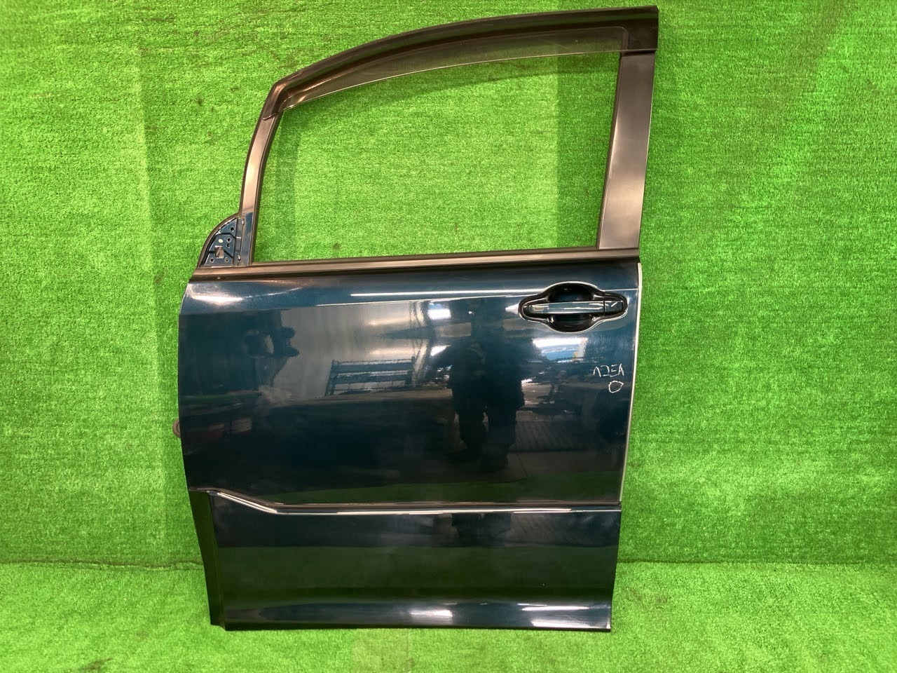 【中古】 ヴォクシー ZRR85W 左フロントドア ZS 4WD 7人 ニホンイタ M305 67002-28280 221