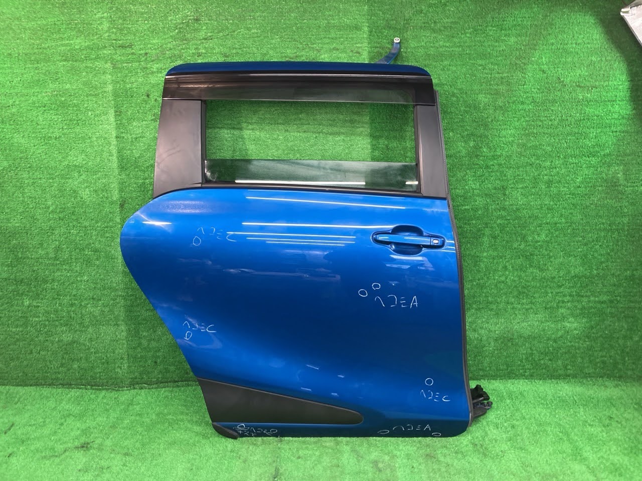 【中古】 シエンタ NHP170G 右リアドア ハイブリッドG 7人 ニホンイタ M31Q8 67003-52570 8T7