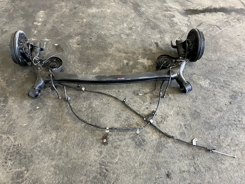 【中古】 ラクティス NCP125 リアアクスルビーム X 4WD 42110-52281 9AH