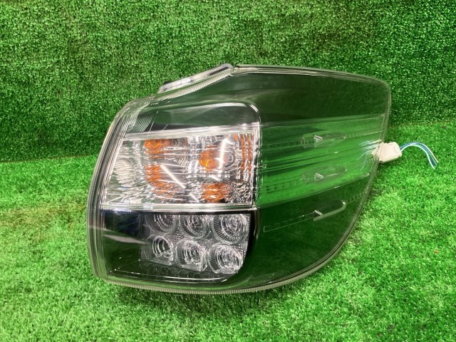 【中古】 ウィッシュ ZGE25W 右テールランプ・テールライト 1.8S イチコ 68-19 81551-68062 070