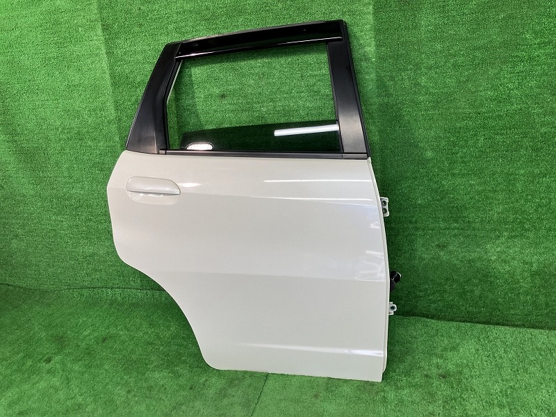 【中古】 フィットシャトル GG8 右リアドア 15X Lパッケージ 4WD アサヒ M2L3 67510-TF2-J00 NH624P|鈴木商会 店